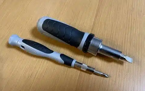 Upgrading Twin Power SW with Gomexus Power Knob 3 Two screwdrivers on wooden surface