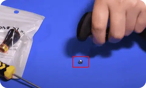 Method of placing the power knob on the spinning reel 5 Step Number 1: Remove the Original Power Knob