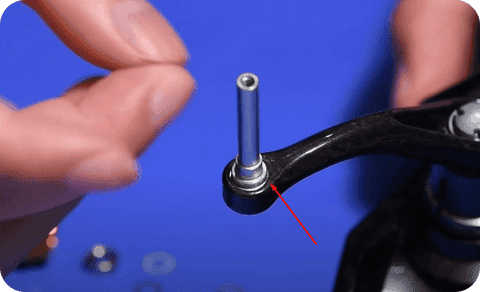 Method of placing the power knob on the spinning reel 8 Step Number 2: Install the Gomexus Power Knob