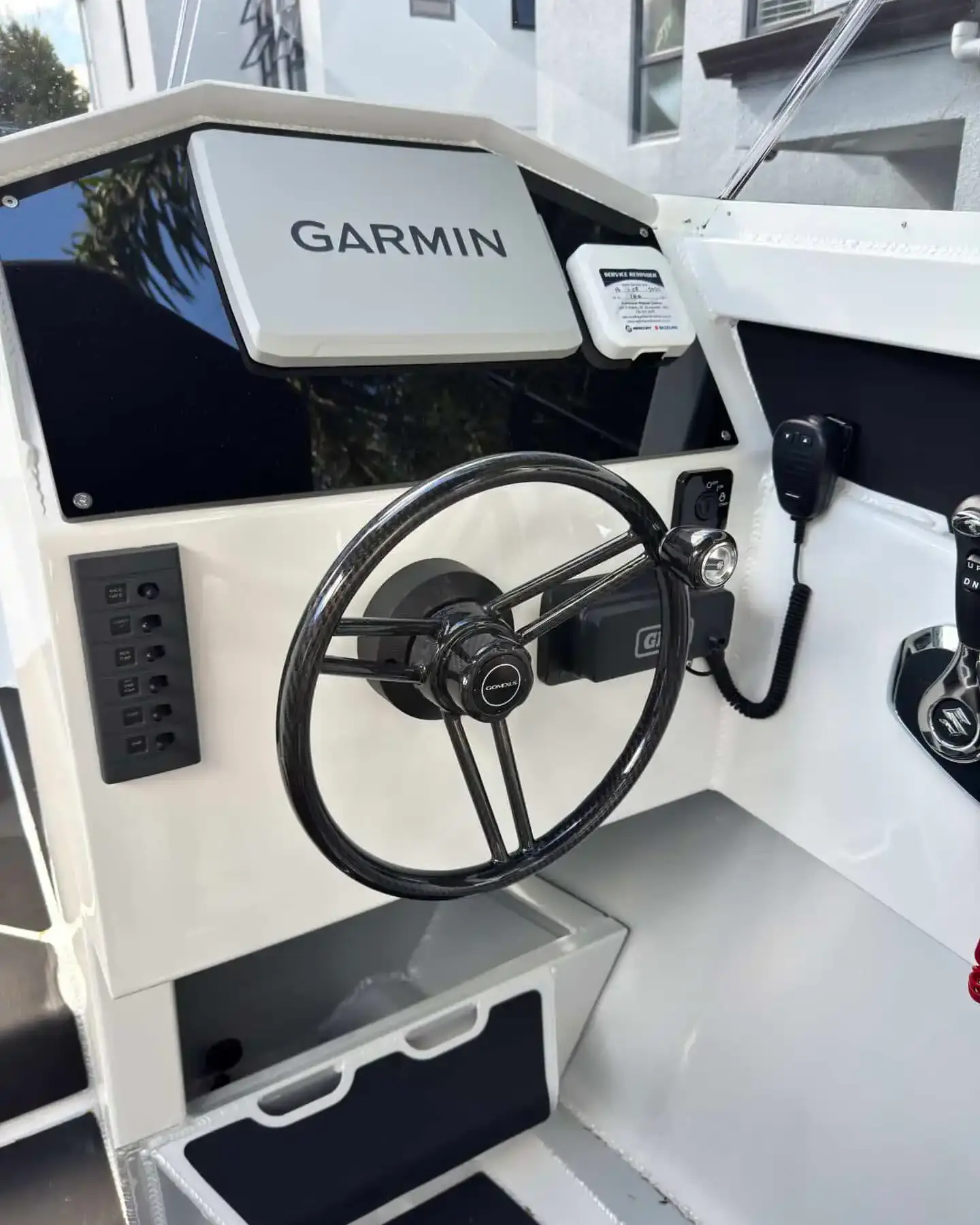 Gomexus-Home 81 Gomexus marine carbon fiber boat steering wheel with an integrated power assist knob installed on an offshore boat console
